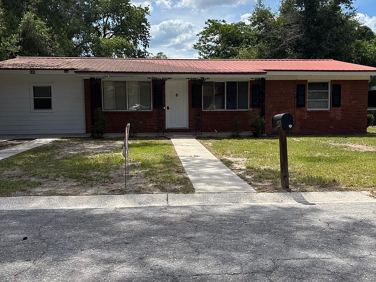 446 SW Theresa Ct — Photo 1