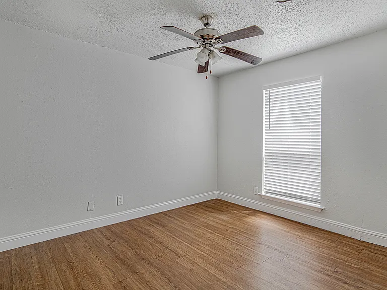 304 E Mitchell St — Photo 11