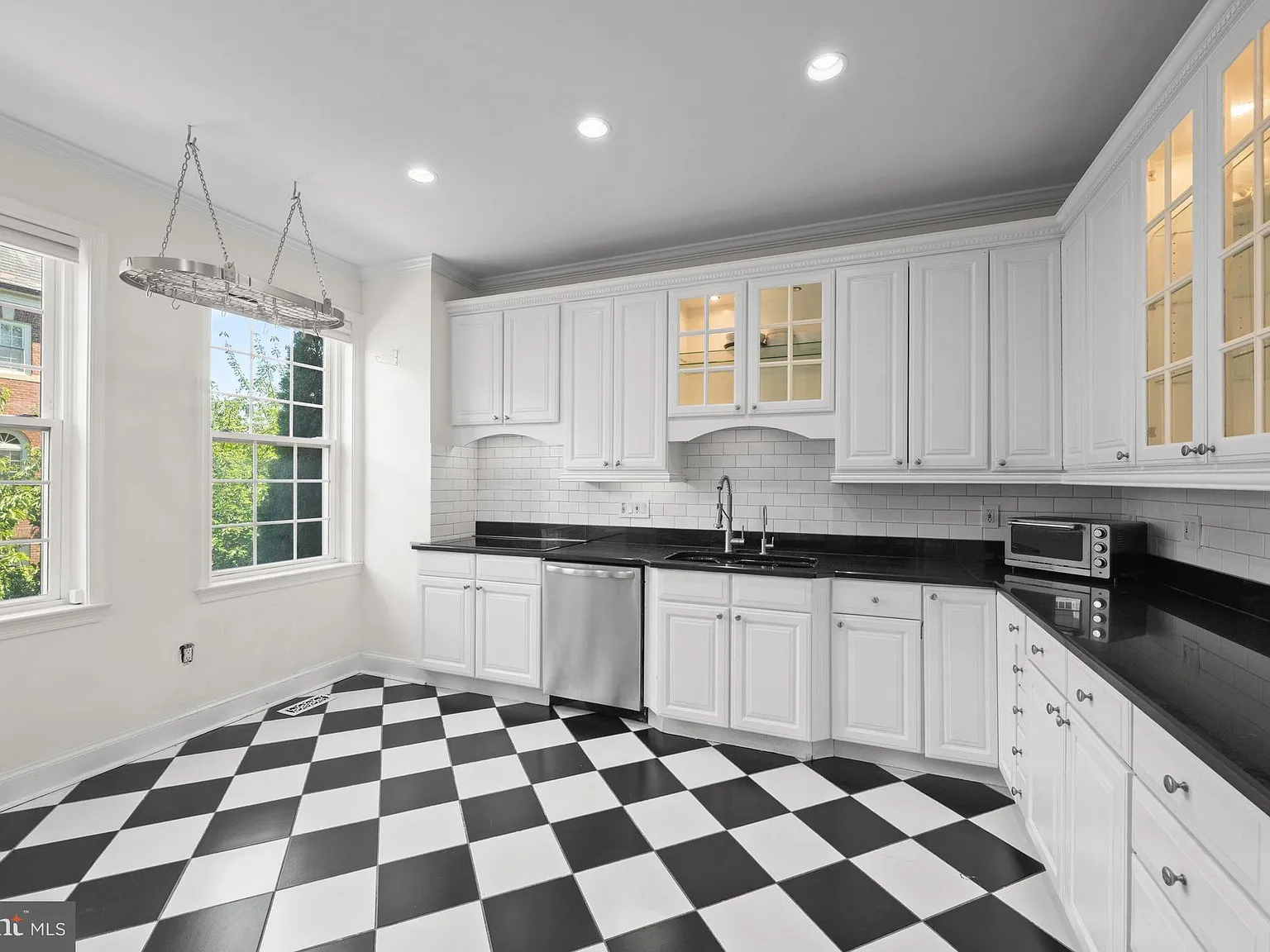 4 bed, 4.5 bath, 3322 sqft, $10,500 — Photo 3