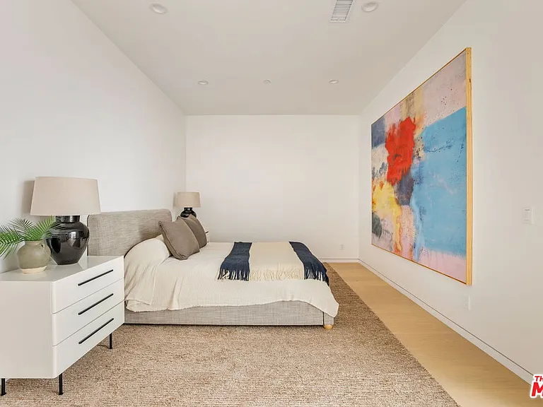 822 Superba Ave — Photo 41