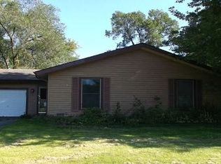 2823 Sun Valley Dr, Cary, IL 60013