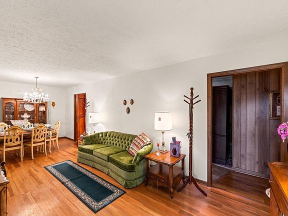 3rd image of 1932 Plumb Creek Cir
