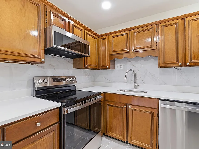 102 N Duke Dr — Photo 8