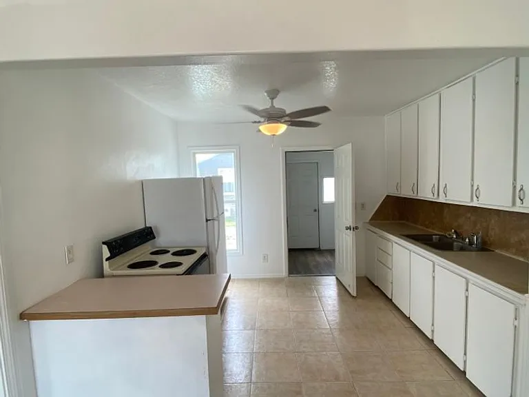 184 Carney St — Photo 2