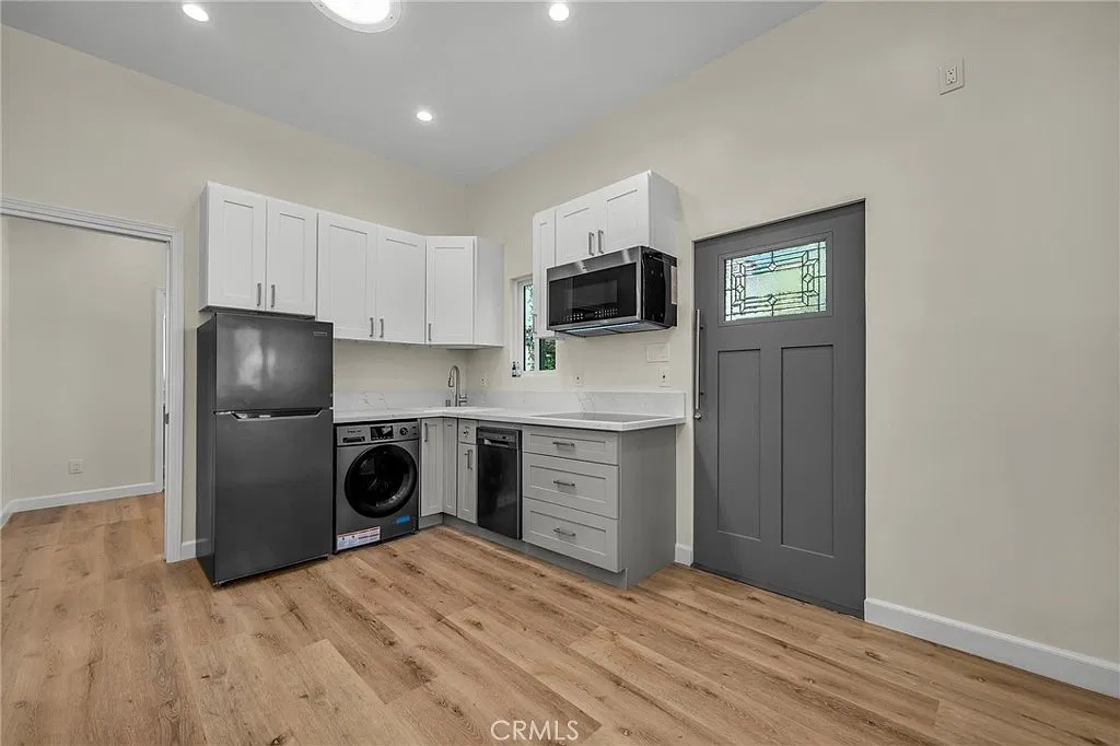 1 bed, 298 sqft, $2,400 — Photo 4