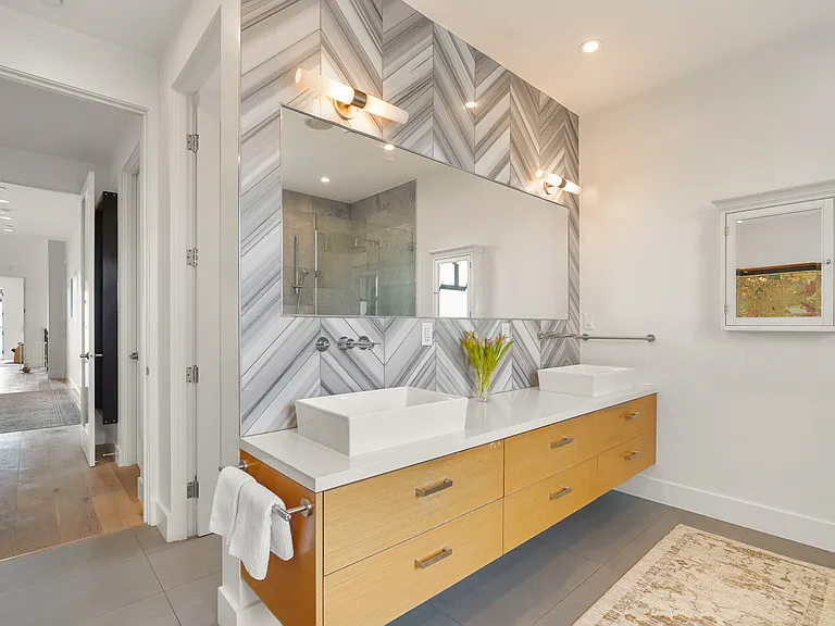 Dual vanity in primary suite