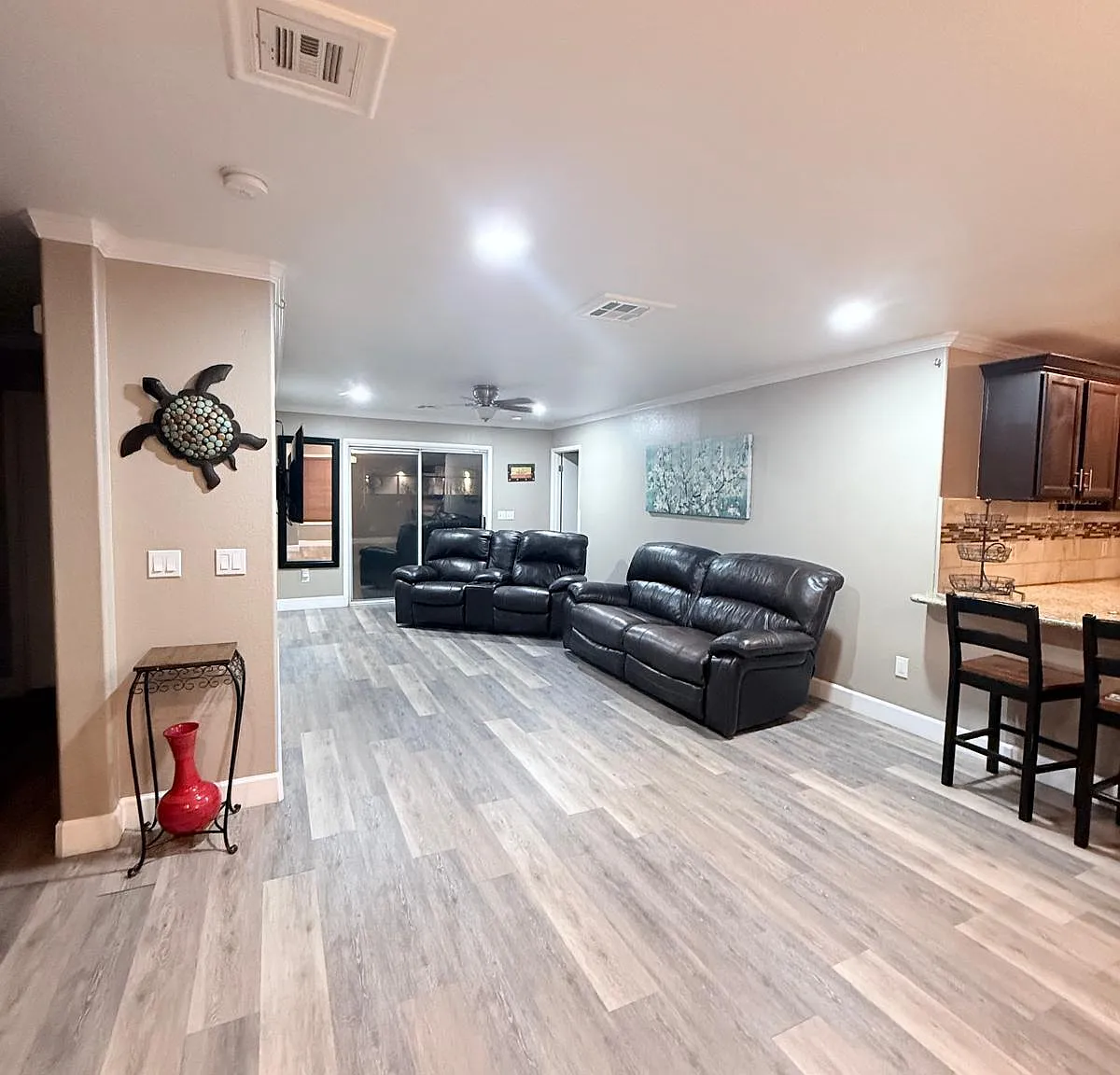 3 bed, 1348 sqft, $2,250 — Photo 3