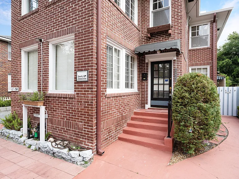 2557 Myra St — Photo 3