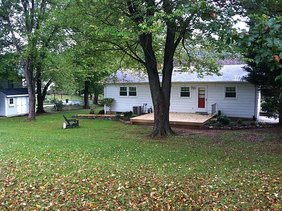 Spralwing Back Yard w/Shed