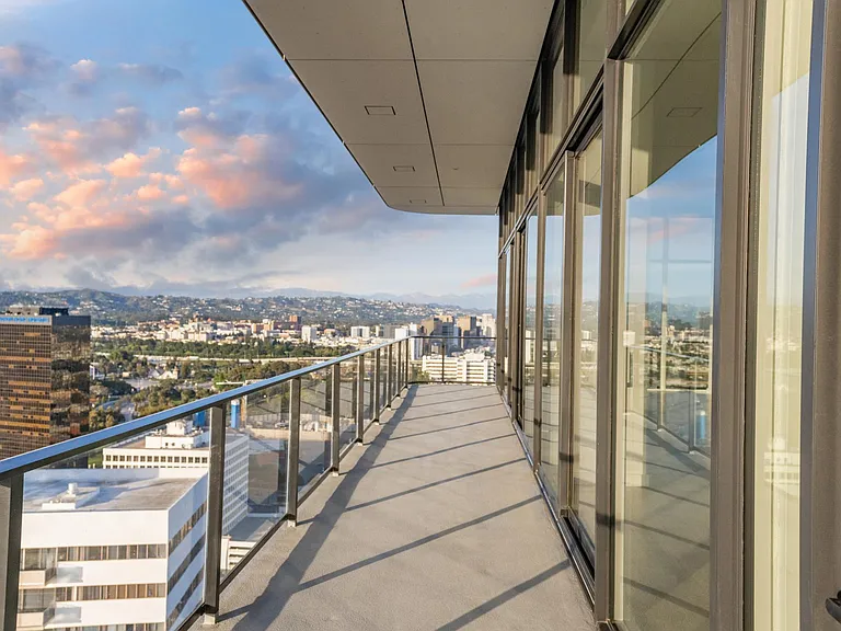 North East corner wraparound balcony