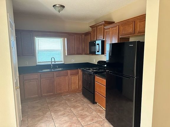 2nd image of 2243 Santa Lucia St
