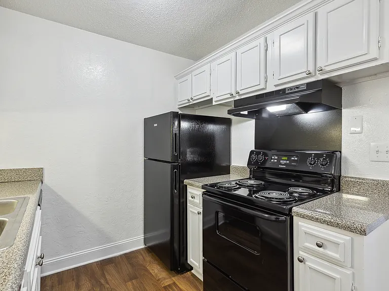 Fairway Club Apartments — Photo 35