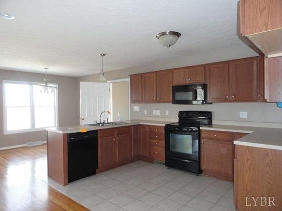 4th image of 423 Moore Dr