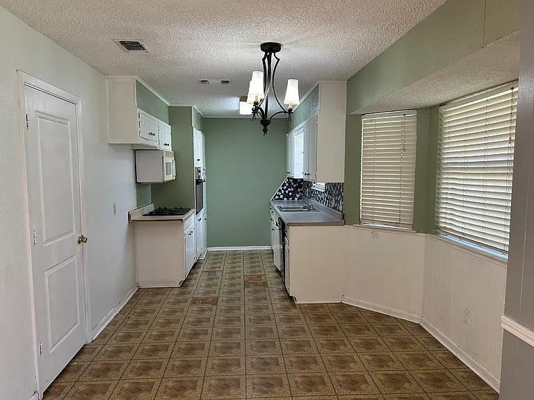 6045 Hillcrest Dr — Photo 2
