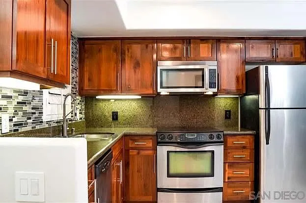801 W Hawthorn St — Photo 2