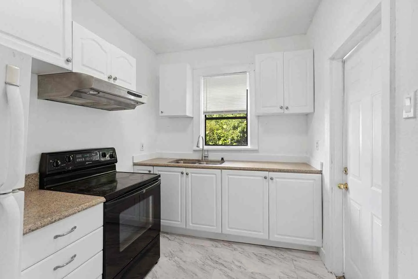 3 bed, 850 sqft, $2,500 — Photo 2