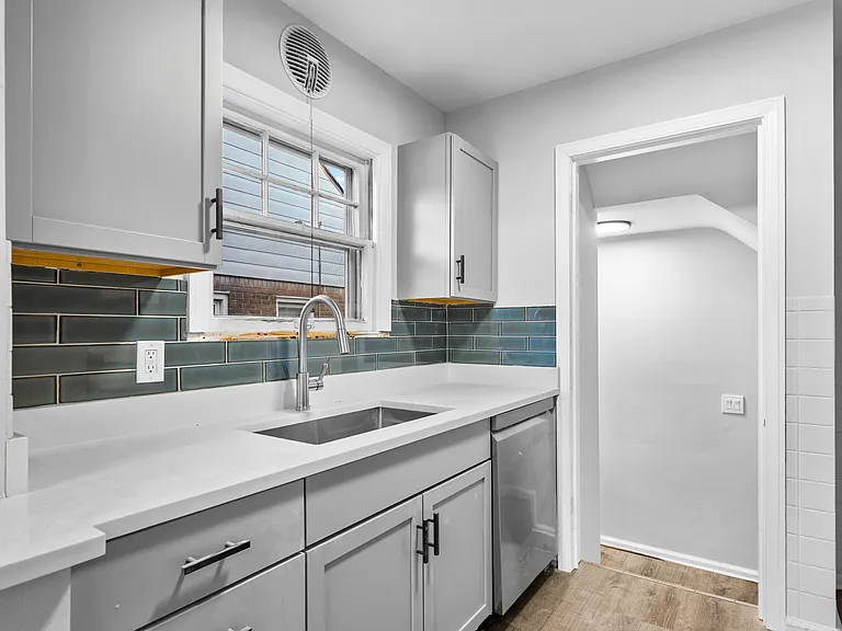 414 Aqua Ct — Photo 12