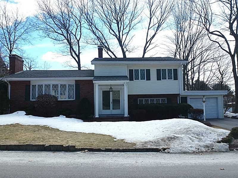 1st image of 32 Willis Dr