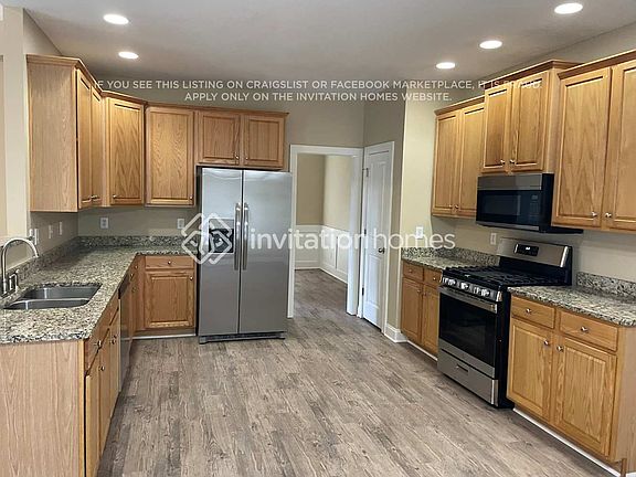 5th image of 820 Sweetwater Bridge Cir