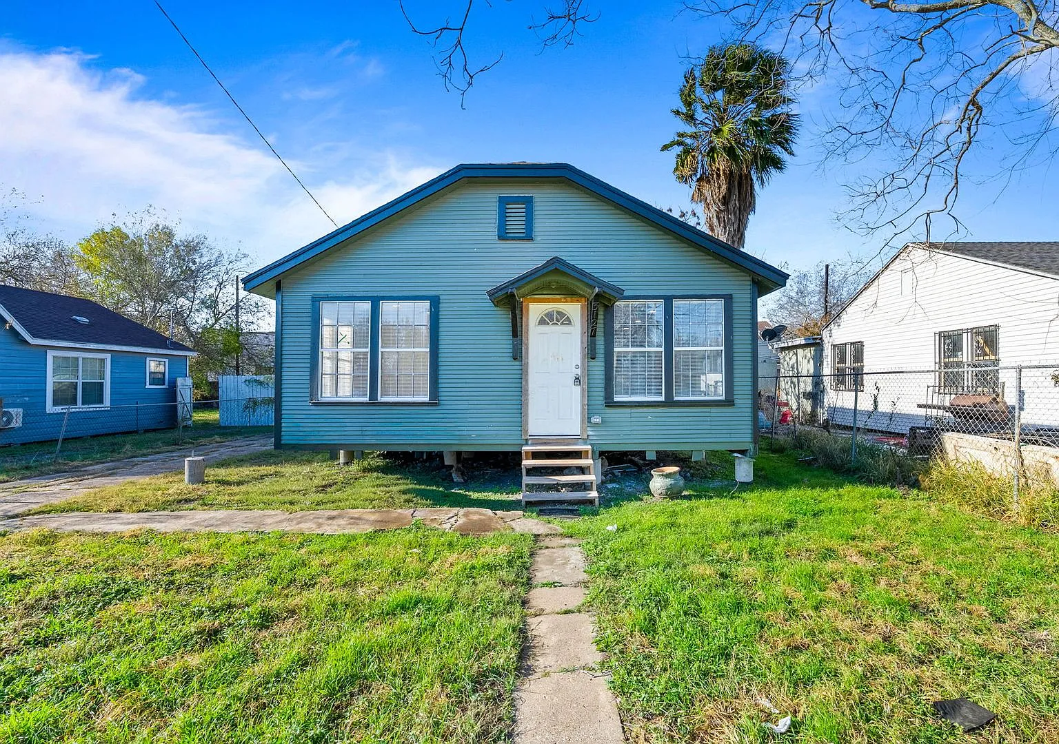 Spacious Two Bedroom Two Bath House! — Photo 1