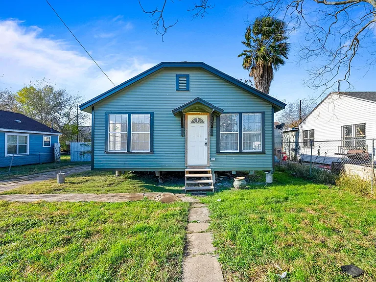 3127 Magnolia St — Photo 1