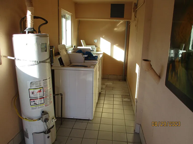 2038 E Chevy Chase Dr #B — Photo 17