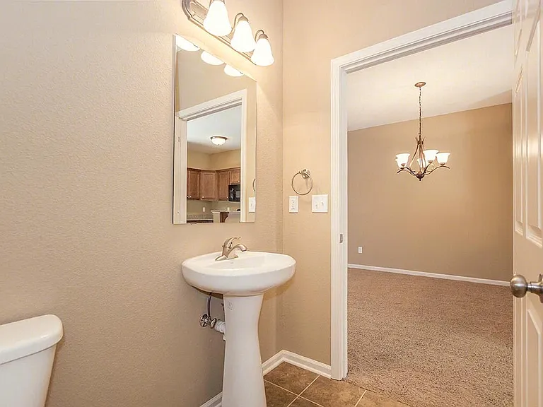 Parkway Oaks Townhomes and Duplexes — Photo 38