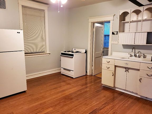 3rd image of 2637 N Whipple St #G