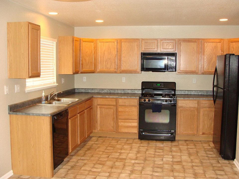 Large Kitchen (All Appliances INCLUDED!)