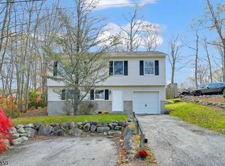 96 Papscoe Rd W, Hewitt, NJ 07421
