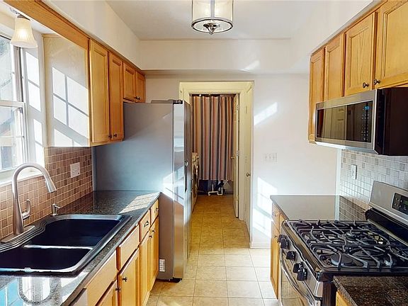 3rd image of 936 Bristol Ln #49