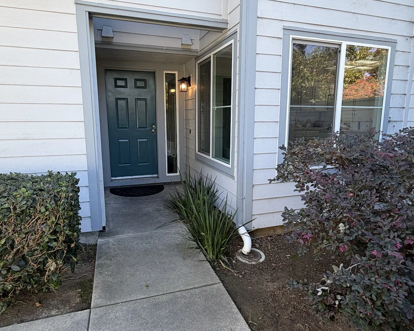 3 bed, 2.5 bath, 1930 sqft, $6,985 — Photo 2