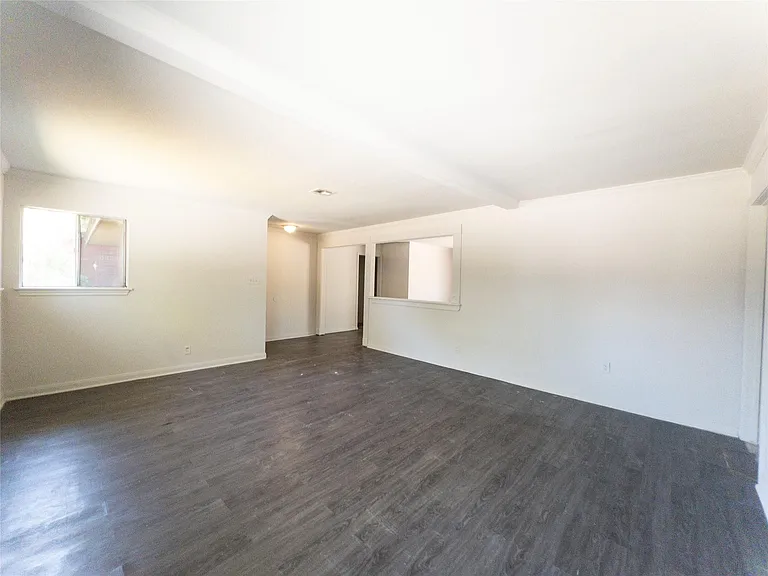 814 Eastlake St — Photo 8