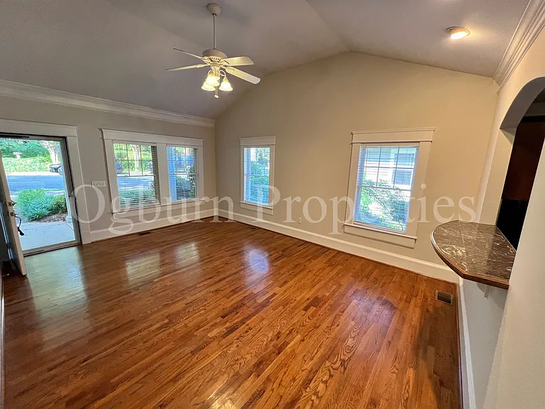 1105-1107 W End Blvd — Photo 4