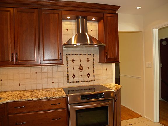 CUSTOM TILE IN KITCHEN