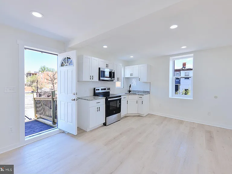2330 Bryant Ave #4 — Photo 15