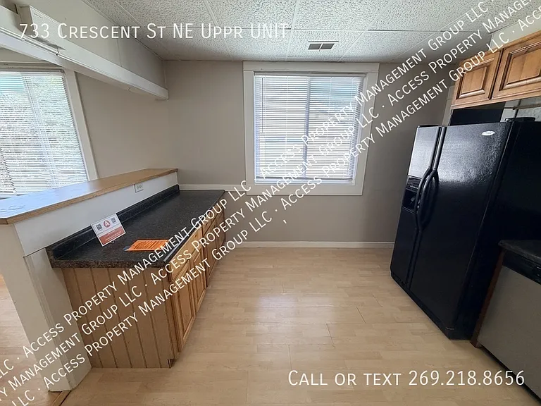 733 Crescent St NE — Photo 8