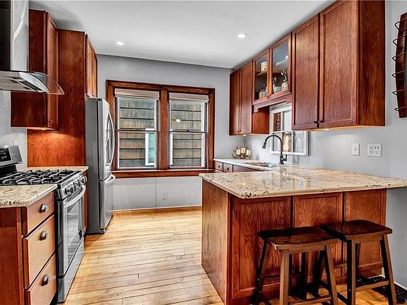 4th image of 393 W Delavan Ave #1