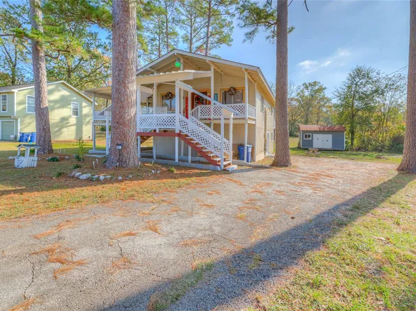 123 Hilltop Lndg, Onalaska, TX 77360