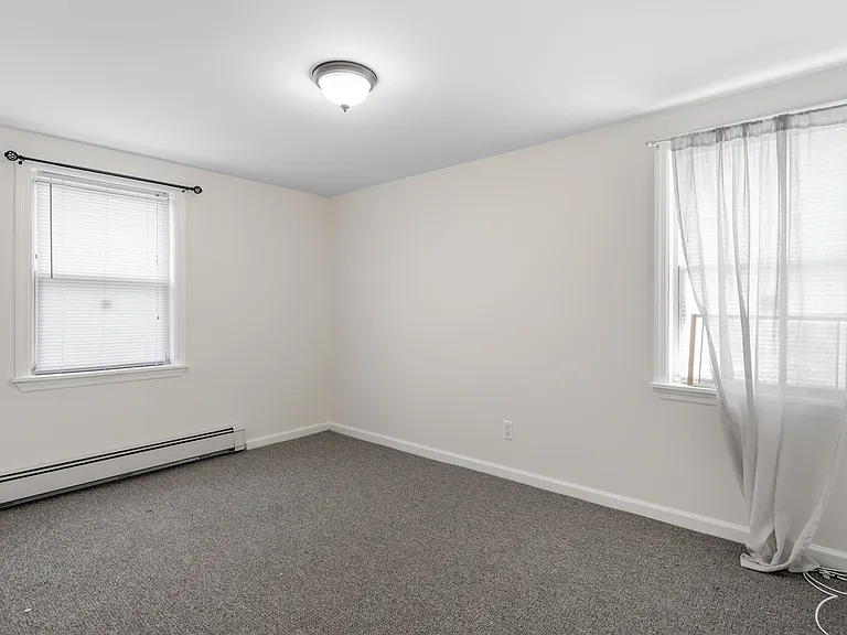 517 E Broadway — Photo 9