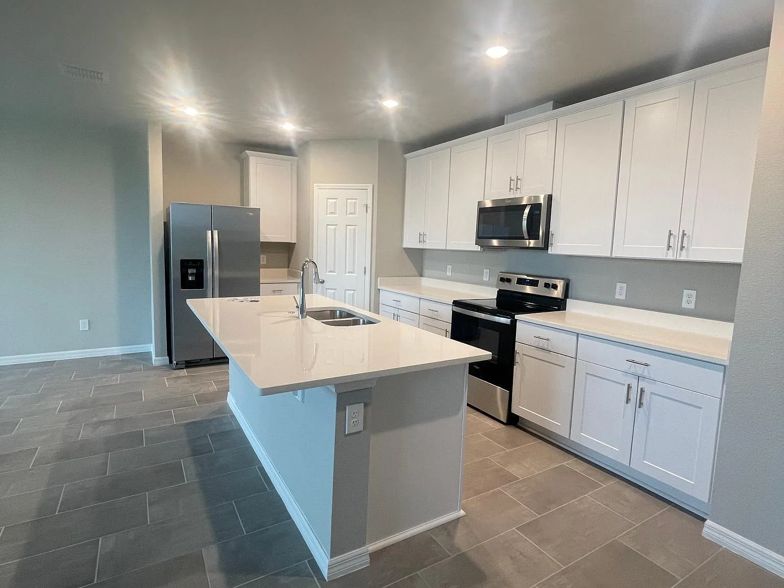 4 bed, 1851 sqft, $2,600 — Photo 2