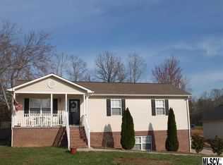 5590 Creek Point Dr, Hickory, NC 28601