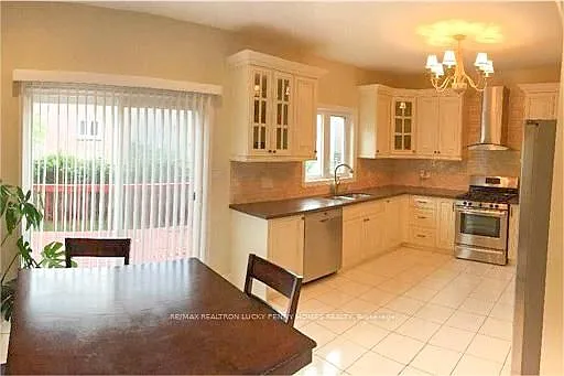 15 Sheila Cres — Photo 4