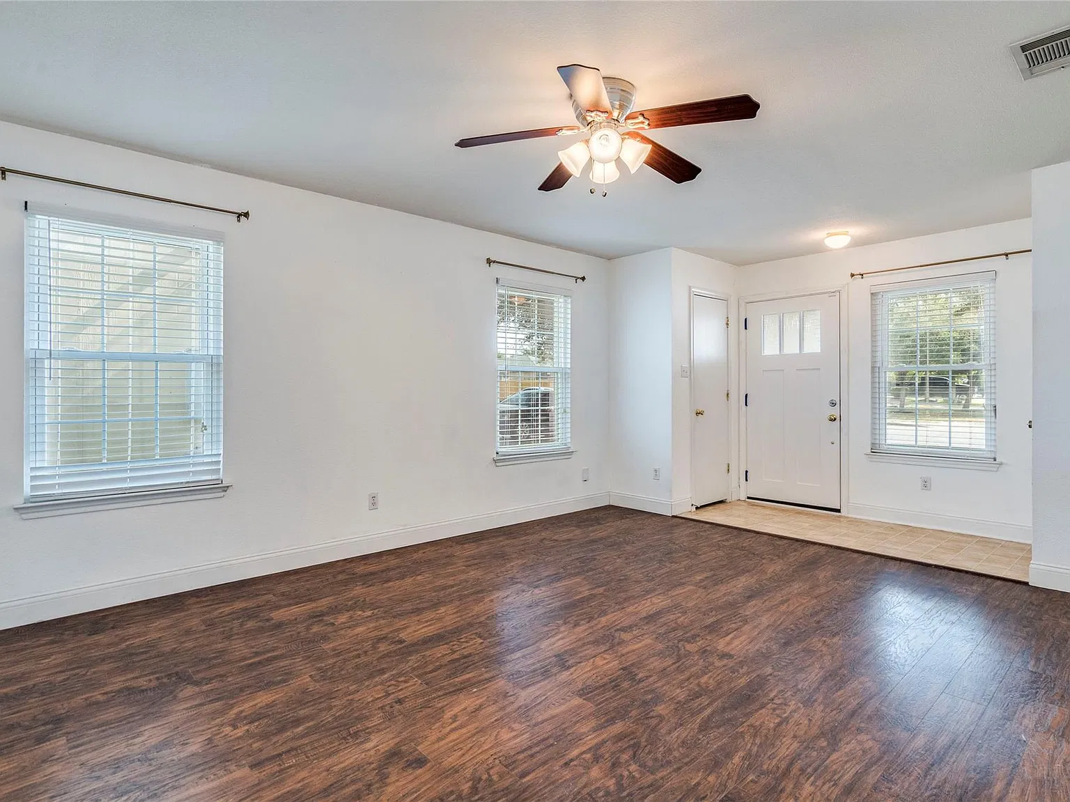 3 bed, 2.0 bath, 1324 sqft, $1,795 — Photo 3