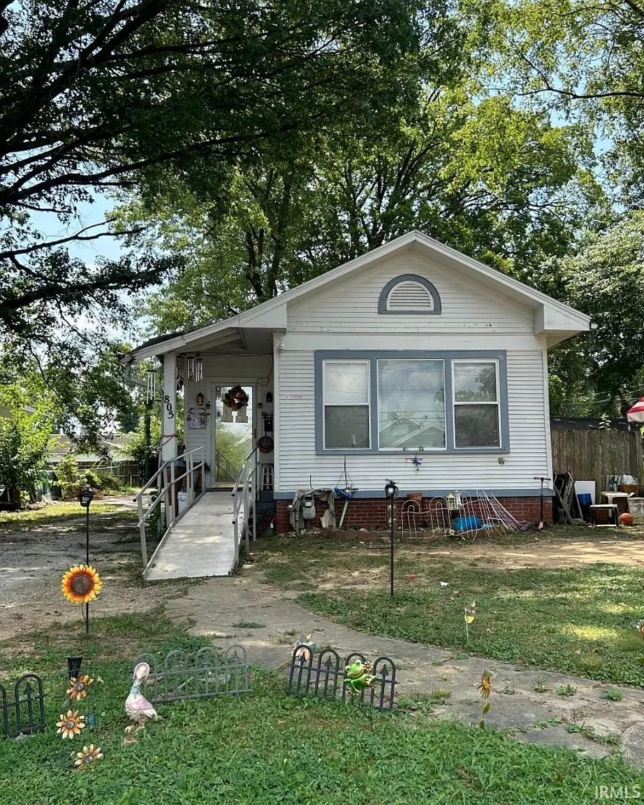 805 E Riverside Dr photo 1