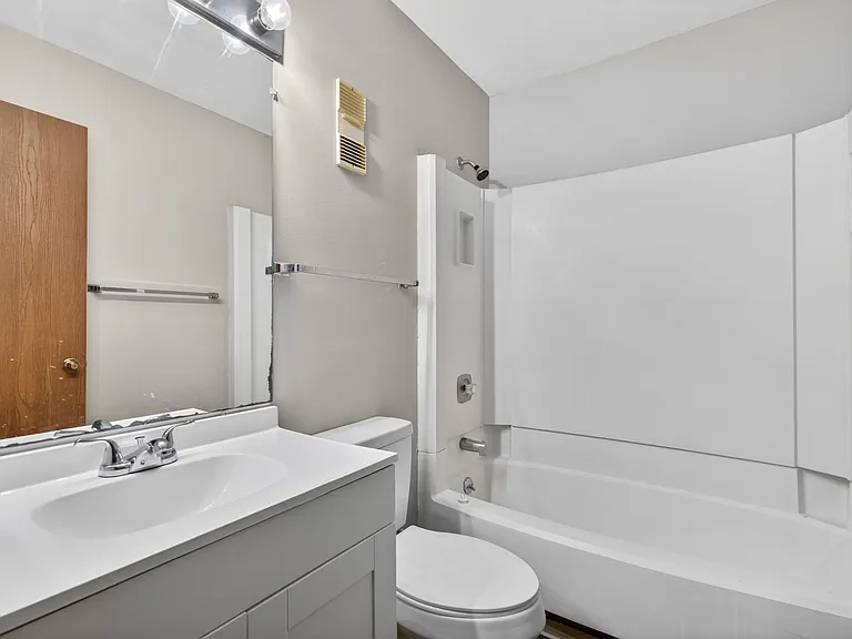 Woodhue Apartments — Photo 20