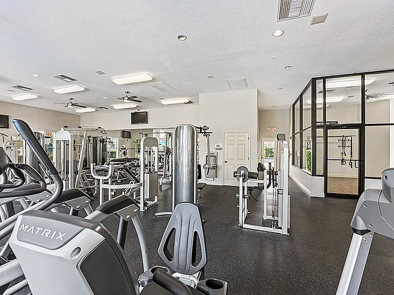 Halston World Gateway Apartment Homes — Photo 18
