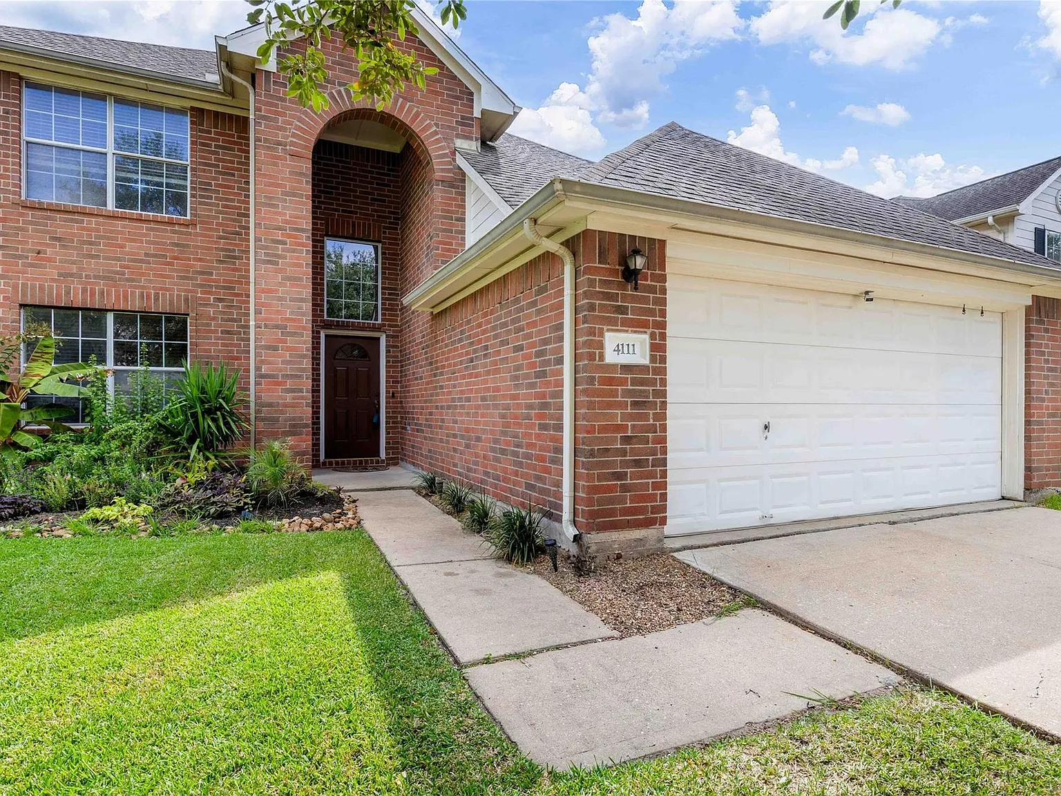 4 bed, 2.5 bath, 2082 sqft, $2,400 — Photo 1