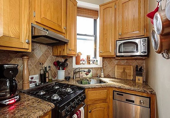 4th image of 74 W 85th St APT 4