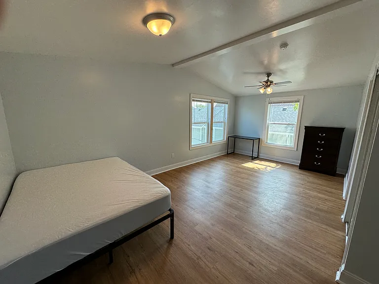 211 E Kingsley St — Photo 9